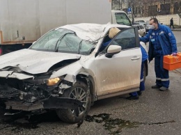 Москвич погиб после падения дерева на машину
