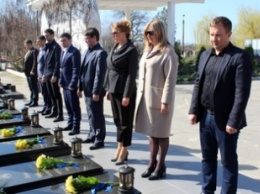 В День украинского добровольца в Мелитополе почтили память погибших за независимость Украины (фото)