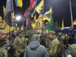 В Киеве добровольцы прошлись маршем к посольству РФ