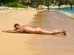 Алексей Панин снялся голым и в женском купальнике
