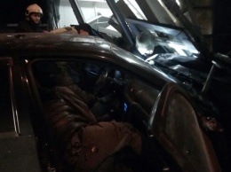 Масштабное ДТП под Днепром: авто влетело в магазин, пострадавших вырезали спасатели