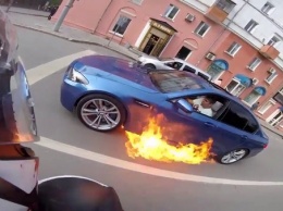 В Киеве на проспекте Победы на ходу загорелся автомобиль