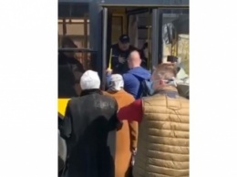 В Киеве разгневанный пассажир выбросил из автобуса водителя: видео конфликта 18+