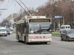 Жительница Запорожья избила мужчину за место в троллейбусе (ВИДЕО)