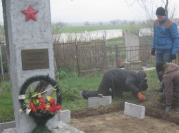 Пожарные Красногвардейского привели в порядок памятник советскому летчику (ФОТО)