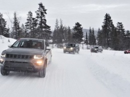 Гибридные Jeep выехали на зимние тесты