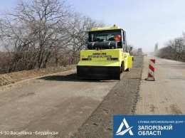 В Запорожской области рабочие выполняют средний ремонт дороги «Васильевка-Бердянск»