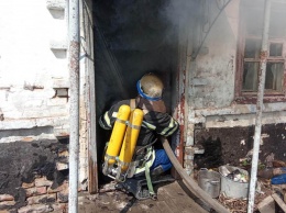 На Днепропетровщине спасатели тушили масштабный пожар в доме