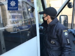 В Запорожье патрульные высаживали из общественного транспорта пассажиров без спецпропусков