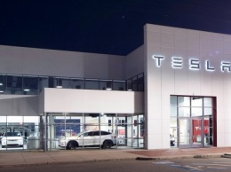 Tesla существенно сокращает зарплаты из-за коронавируса