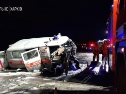 Три человека погибли и четверо получили травмы - в Харькове в смертельное ДТП попала "скорая" с пациентом (фото, видео)