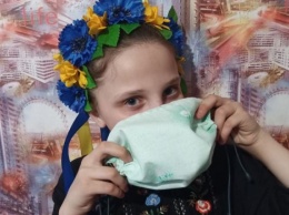 Школьница из Харьковской области шьет по 100 масок в день и раздает их людям