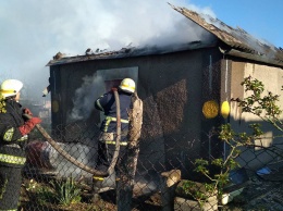 В Марганце на дачном поселке загорелся дом