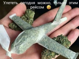 "Улететь сегодня можно только этим рейсом". Советник главы МВД опубликовал фото самокрутки с марихуаной в форме самолета