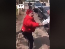 В Киевской области депутат обматерила горожан и побила сумкой (видео 18+)