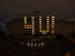 Окна пустых отелей Киева засияли надписью-поддержкой