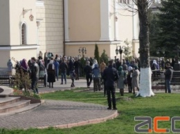 Шастают в церковь, целуют иконы и штурмуют магазины: в охваченных коронавирусом Черновцах поднялся ажиотаж перед Пасхой