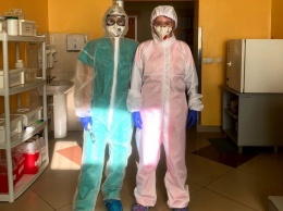 ''Стараемся мало пить и не ходит в туалет'': украинские врачи рассказали о реалиях работы в условиях коронавируса