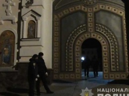 В Почаевскую лавру пустили людей на богослужение, несмотря на договоренности - полиция
