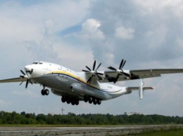 Наибольший в мире турбовинтовой грузовой самолет Ан-22 "Антонова" возобновил перелеты