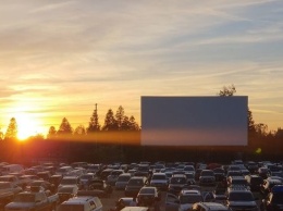 Для тех, кто устал от изоляции: в Калифорнии вновь заработал автомобильный кинотеатр