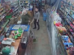 В Одесской области участковый полицейский избил продавца в магазине,- ВИДЕО