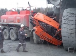 БелАЗ весом в 130 тонн раздавил КамАЗ. Фотофакт