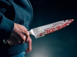 Мужчина ударил ножом подругу семьи, потому что они мешала избивать жену