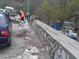 В Алуште ремонтируют подпорную стенку на дороге в Лучистое