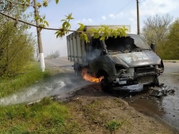 В Купянске на ходу загорелся принадлежащий хлебзаводу грузовик, - ФОТО