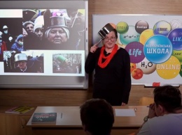 Учительница истории Украины надела на голову кастрюлю во время телеурока про Евромайдан