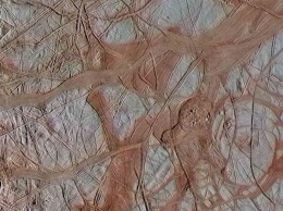 Европа по-новому: НАСА показало заново обработанные снимки спутника Юпитера с невероятной детализацией