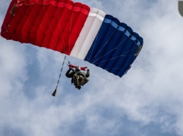 Морские котики из Очакова совершили прыжки с парашютом с высоты 4 километра