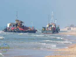 Выброшенное на берег в Одесской области судно никак не могут снять с мели: природе оно не угрожает