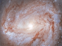 Фото дня: великолепная спиральная галактика со вспышками сверхновых