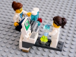 Инженер совершает научные открытия с помощью самодельного микроскопа из LEGO