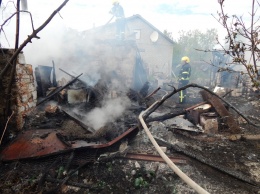 Из-за двух объятых огнем хозпостроек мог сгореть дом в Скадовском районе