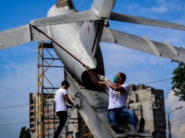 Команда БФ «Будущее Никопольщины» обновляет памятник воинам-авиаторам