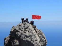 Спасатели поднимут Знамя Победы на шести Крымских вершинах