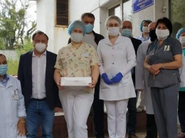 Медики Львовщины получили от команды Порошенко партию защитных костюмов и очков