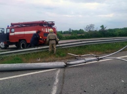 В Днепровском районе на автодорогу упала электроопора: движение транспорта было ограничено