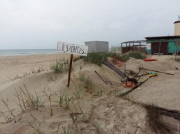 Морской пляж в природном парке "украшают" ржавые МАФы: в одном из них нашли имущество Госпогранслужбы