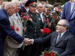 Геннадий Кернес поздравляет харьковчан с Днем Победы