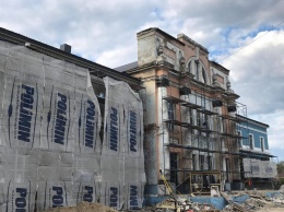 В Мелитополе в разгаре ремонт девяностолетнего дома культуры - фото