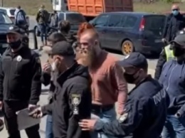 Скандальный нардеп от "Слуги народа" засветился на автопробеге Шария в Одессе: его назвали "бородатой куклой"