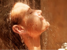 Почему не стоит под душем мыть лицо