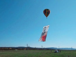 Оккупанты в небо над Крымом подняли 40-метровый портрет Сталина