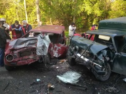 В Харькове спасатели вырезали из машины участников ДТП, - ФОТО