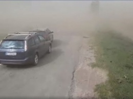 На Прикарпатье обрушилась мощная пылевая буря, машины разбиваются в ДТП: видео