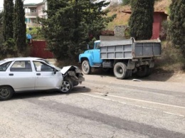 В Алуште легковушка разбилась о грузовик ЗИЛ (ФОТО)